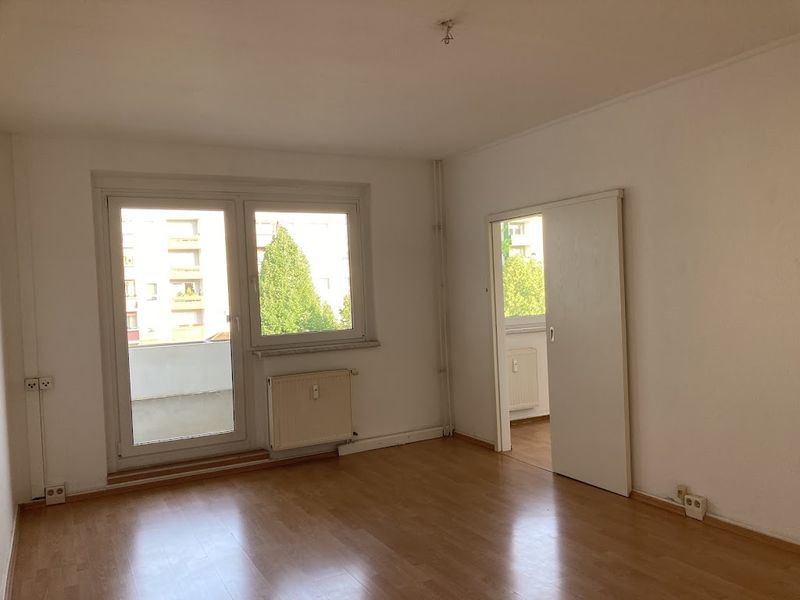 Stilvoller Einstieg: Singlewohnung mit Fensterküche und Wannenbad